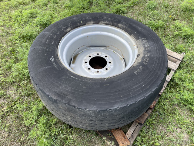 (1) 385/65R-22.5 tire on rim